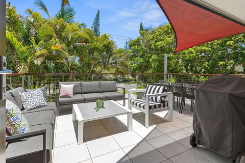 Graebill 2 Bedroom 2 Bathroom Light And Spacious Duplex Walk To Beach Great Outdoor Entertaining Area - Tourism Caloundra 0