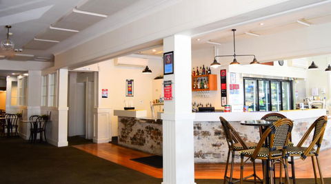Grafton Hotel - Tourism Caloundra 3