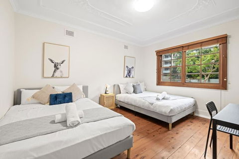 Grand Quadruple Room - Near Stations & Shops - Shared Bathroom - Tourism Caloundra 0