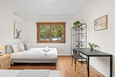 Grand Quadruple Room - Near Stations & Shops - Shared Bathroom - Tourism Caloundra 1
