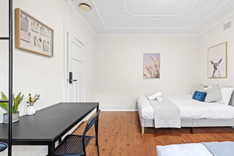 Grand Quadruple Room - Near Stations & Shops - Shared Bathroom - Tourism Caloundra 3