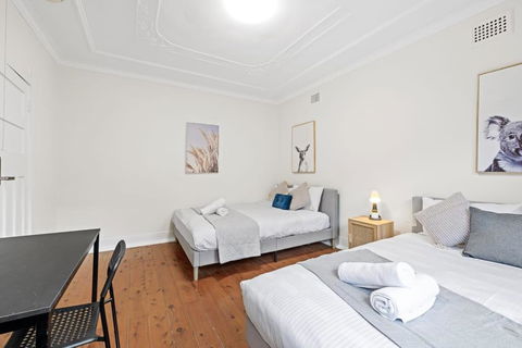 Grand Quadruple Room - Near Stations & Shops - Shared Bathroom - Tourism Caloundra 2