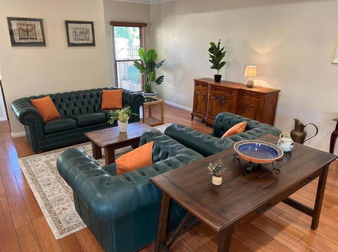 Grand Retreat In Peaceful Street - Tourism Caloundra 0