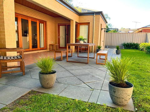 Grand Retreat In Peaceful Street - Tourism Caloundra 1