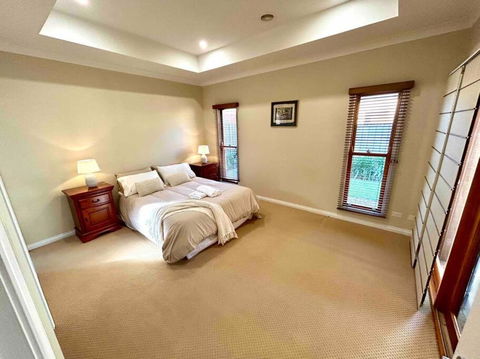 Grand Retreat In Peaceful Street - Tourism Caloundra 3