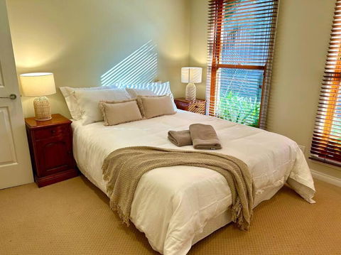 Grand Retreat In Peaceful Street - Tourism Caloundra 4