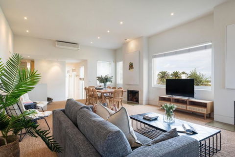 Grand Victoria Beach House - Tourism Caloundra 0