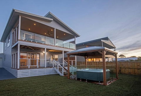 Grande Nisi Casa Cowes - Tourism Caloundra 0