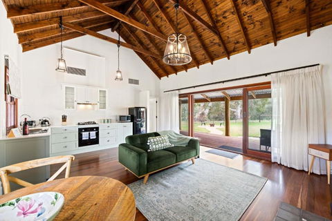 Grandview Accommodation - Hideaway Huts - Tourism Caloundra 2