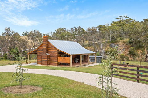 Grandview Accommodation - Hideaway Huts - Tourism Caloundra 0