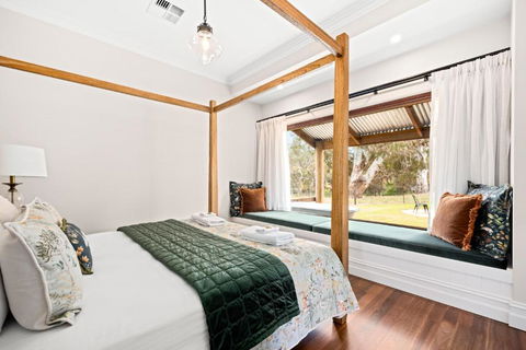 Grandview Accommodation - Hideaway Huts - Tourism Caloundra 1