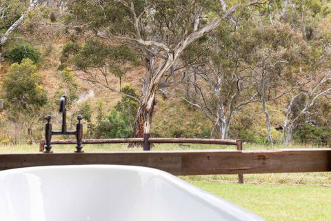 Grandview Accommodation - Hideaway Huts - Tourism Caloundra 3