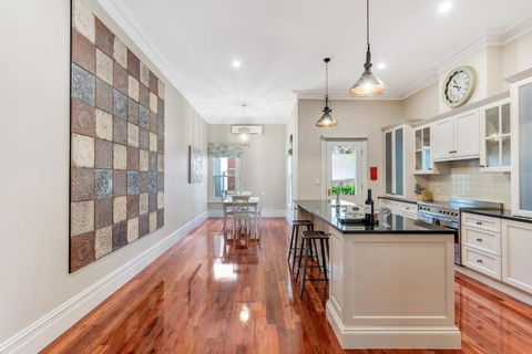 Grandview Accommodation - The Flaxley Apartments - Tourism Caloundra 4