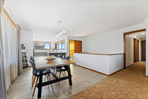 Grandview House Ocean Views - Tourism Caloundra 3