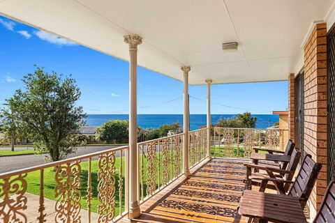 Grandview House Ocean Views - Tourism Caloundra 0