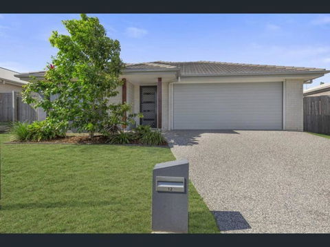 Great Entertaining Home - Tourism Caloundra 1