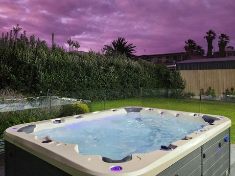Great Ness Beach House - 10 Person Spa - Pet-Friendly - Netflix - Linen Included - Tourism Caloundra 0