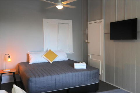 Great Northern Hotel - Tourism Caloundra 1