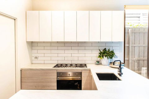 Green Door Gem Your Stylish Retreat - Tourism Caloundra 2