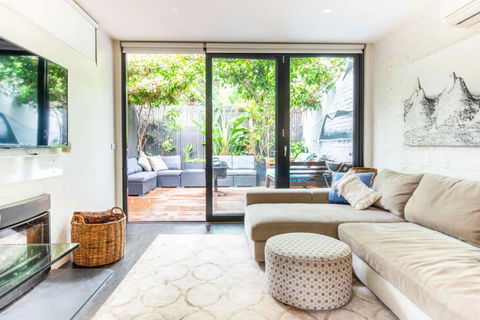 Green Door Gem Your Stylish Retreat - Tourism Caloundra 1
