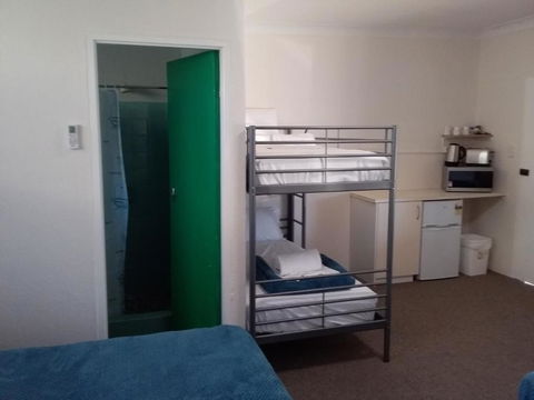 Green Door Motel - Tourism Caloundra 3