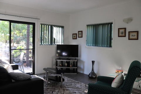 GREEN TREES CHALET Australia Zoo Close By - Tourism Caloundra 3