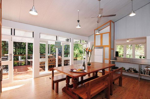 Greenfields Beach House - Linen And WiFi Included - Tourism Caloundra 1