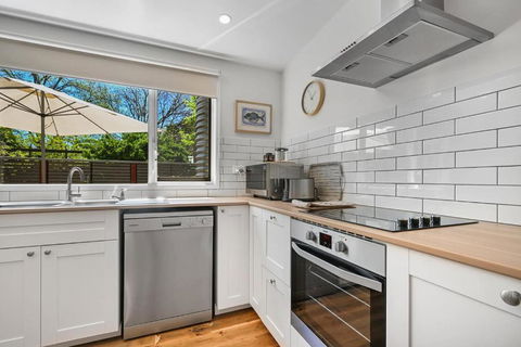 Greenwood Cottage - Close To CBD, Leafy Backyard - Tourism Caloundra 2