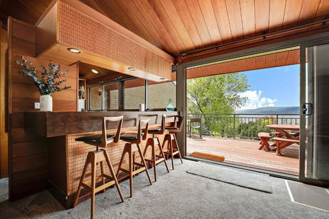 Grey Kangaroo - 2BR L Lake Front L Pet Friendly L Air-Con L BBQ L WiFi - Tourism Caloundra 1