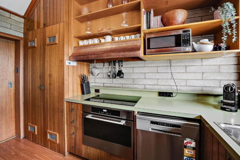 Grey Kangaroo - 2BR L Lake Front L Pet Friendly L Air-Con L BBQ L WiFi - Tourism Caloundra 4