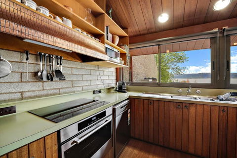 Grey Kangaroo - 2BR L Lake Front L Pet Friendly L Air-Con L BBQ L WiFi - Tourism Caloundra 2
