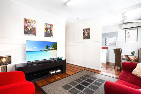 Grey Whale Anchor Inn U1 - Tourism Caloundra 1