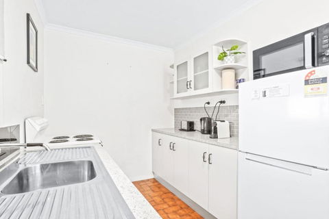 Grey Whale Anchor Inn U4 - Tourism Caloundra 1