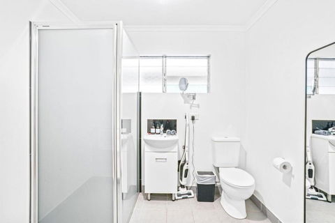 Grey Whale Anchor Inn U4 - Tourism Caloundra 4