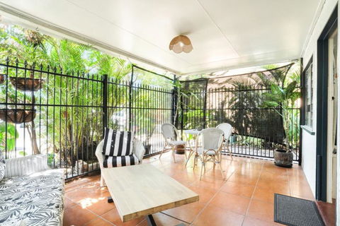 Grey Whale Anchor Inn U5 - Tourism Caloundra 1