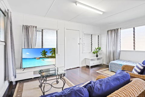 Grey Whale Anchor Inn U6 - Tourism Caloundra 2