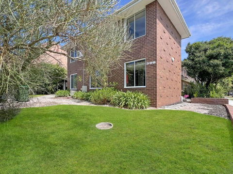 Ground Floor One Bedroom Apartment In Elsternwick - Tourism Caloundra 0