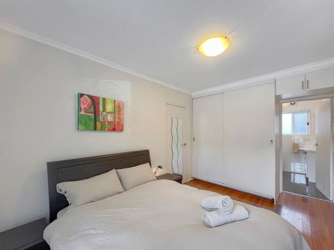 Ground Floor One Bedroom Apartment In Elsternwick - Tourism Caloundra 1