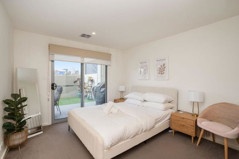 Ground Level 1-Bed: Courtyard & Alfresco Dining - Tourism Caloundra 1
