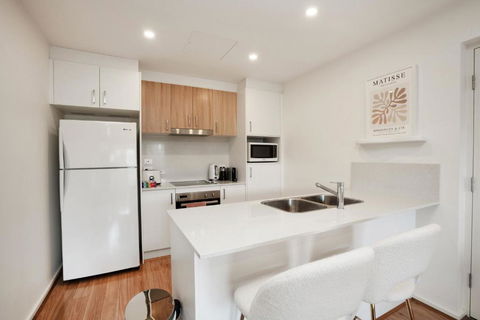 Ground Level 1-Bed: Courtyard & Alfresco Dining - Tourism Caloundra 2