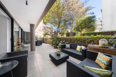 Groundfloor Surry Hills Retreat With Cinema - Tourism Caloundra 0