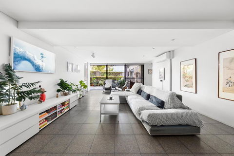 Groundfloor Surry Hills Retreat With Cinema - Tourism Caloundra 1
