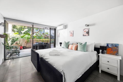 Groundfloor Surry Hills Retreat With Cinema - Tourism Caloundra 2