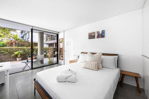 Groundfloor Surry Hills Retreat With Cinema - Tourism Caloundra 3
