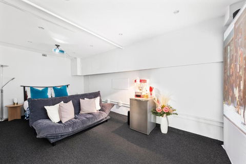 Groundfloor Surry Hills Retreat With Cinema - Tourism Caloundra 4