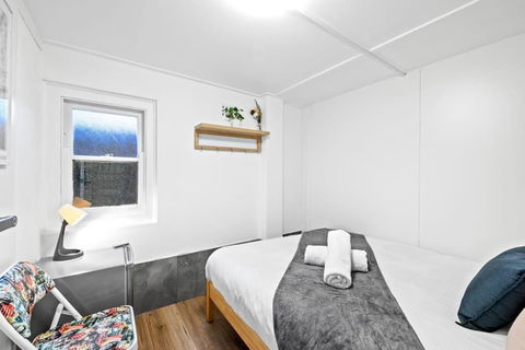 Guest Double Room - Seconds To Transport & Shops - Shared Bathroom - Tourism Caloundra 1