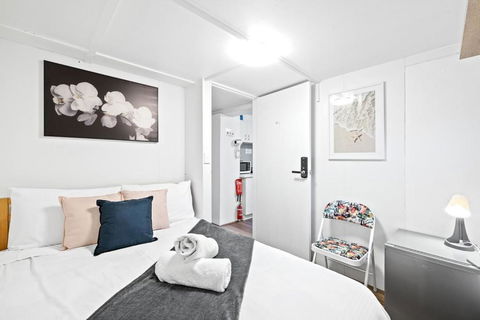 Guest Double Room - Seconds To Transport & Shops - Shared Bathroom - Tourism Caloundra 0