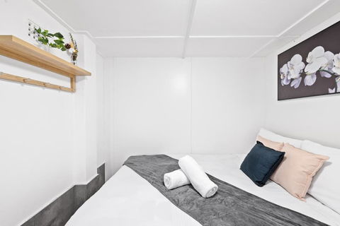 Guest Double Room - Seconds To Transport & Shops - Shared Bathroom - Tourism Caloundra 2