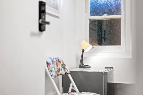 Guest Double Room - Seconds To Transport & Shops - Shared Bathroom - Tourism Caloundra 3