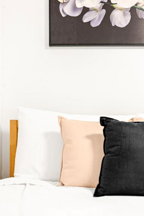 Guest Double Room - Seconds To Transport & Shops - Shared Bathroom - Tourism Caloundra 4